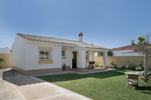 Outdoor dining - Rural House 'Casas Pepe 1' with Private Terrace, Wi-Fi and Air Conditioning (Los Caños de Meca)