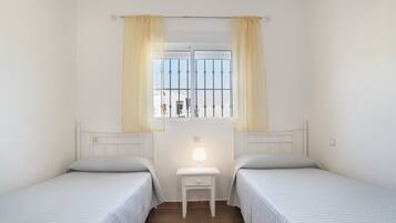 Een strijkplank/strijkijzer, wifi, beddengoed