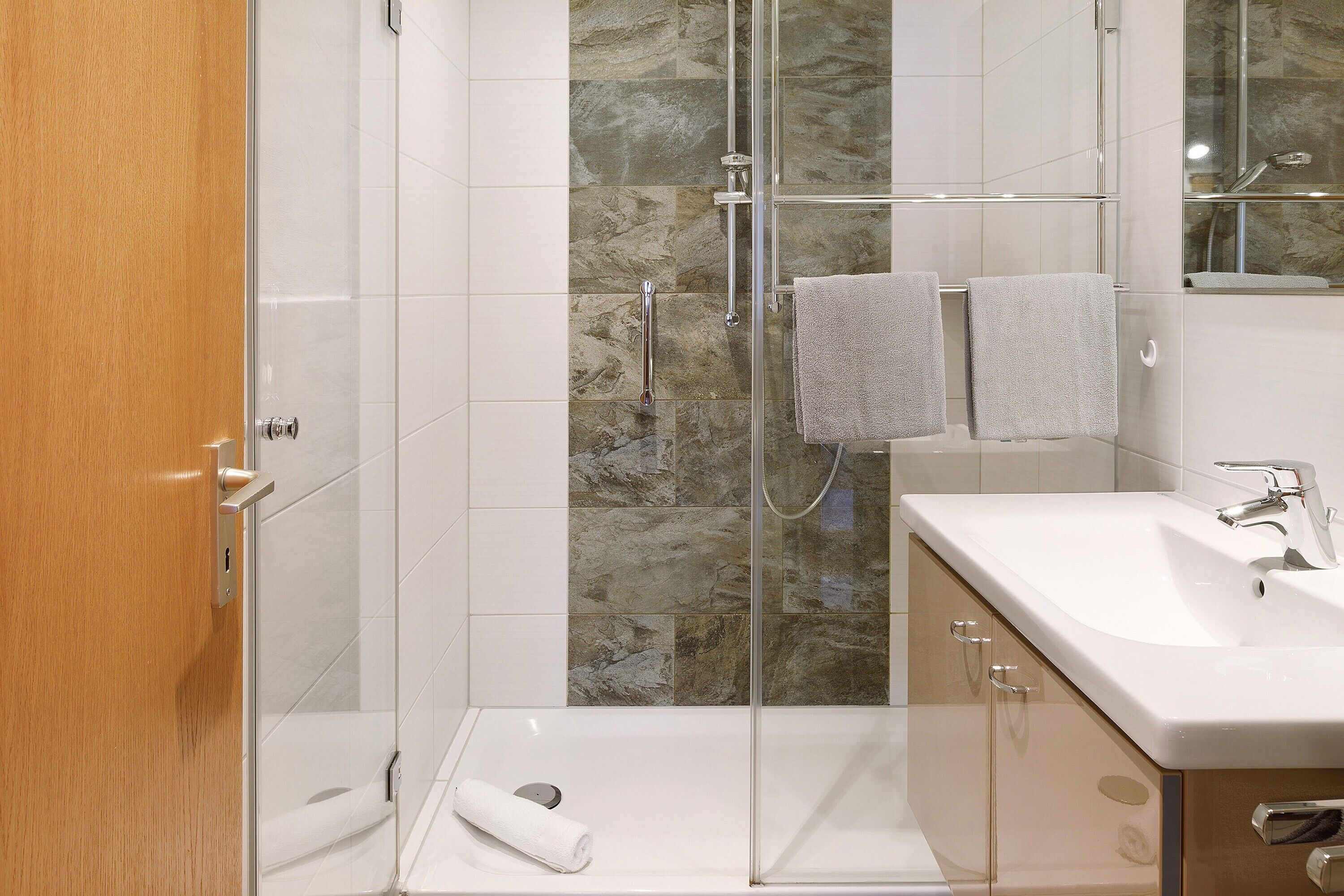Dusche, Haartrockner, Handtücher