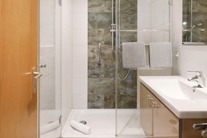 Dusche, Haartrockner, Handtücher