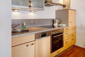 Frigorífico, horno, placa de cocina y lavavajillas