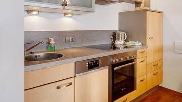 KĂŒhlschrank, Ofen, Herdplatte, GeschirrspĂŒler