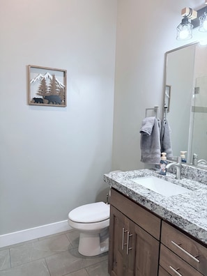 Shower, hair dryer, towels, soap -
1-bedroom apartment with AC in Garden City (Garden City)