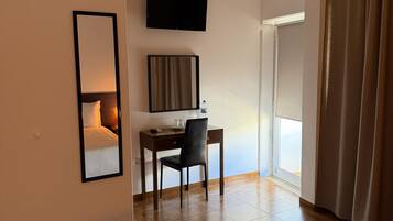 Comfort tweepersoonskamer, balkon, uitzicht op de stad | Gratis wifi