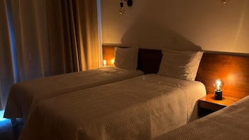 Habitación triple Confort, vistas al patio | Escritorio y wifi gratis