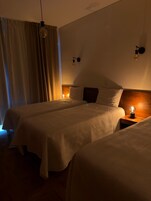 Quarto triplo conforto, vista para o pátio | Escrivaninha, Wi-Fi de cortesia