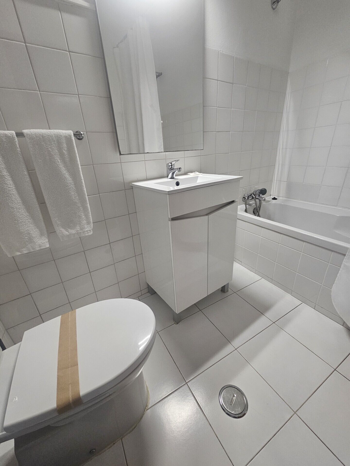 Habitació doble clàssica, pati, vistes al pati | Bany | Tovalloles, sabó, xampú i paper higiènic 