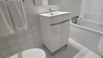 Habitació doble clàssica, pati, vistes al pati | Bany | Tovalloles, sabó, xampú i paper higiènic