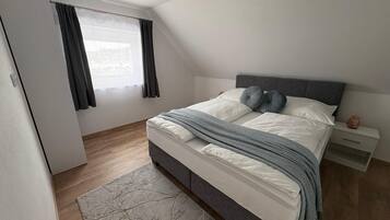 Tabla de planchar con plancha, wifi, ropa de cama