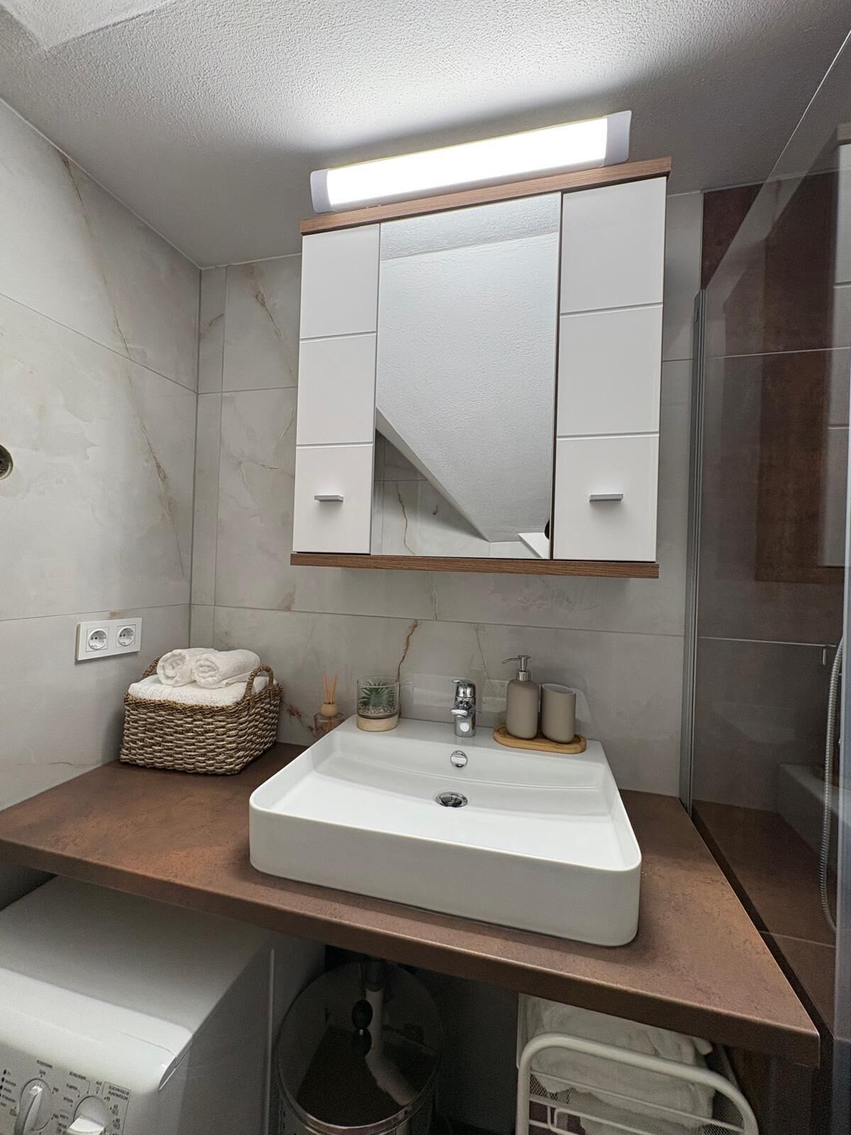 Ducha, toallas y papel higiénico