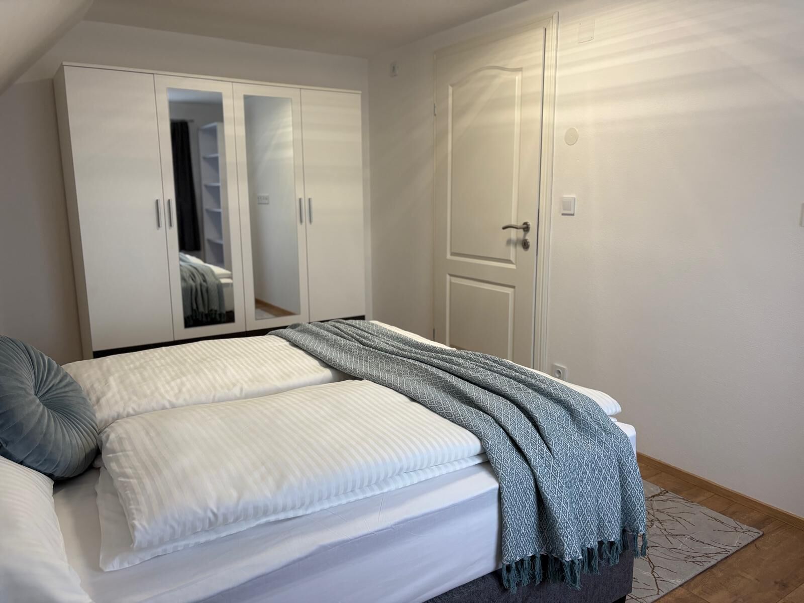 Tabla de planchar con plancha, wifi, ropa de cama