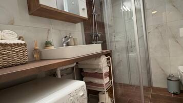 Ducha, toallas y papel higiénico