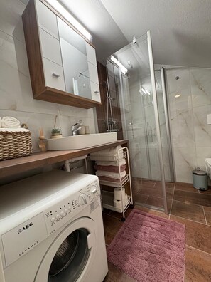 Dusche, Handtücher, Toilettenpapier