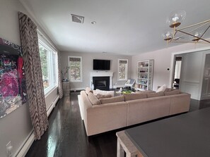 Living area - Private and Spacious 5-bedroom house.  WORLD CUP - 20min from Metlife (Tenafly)