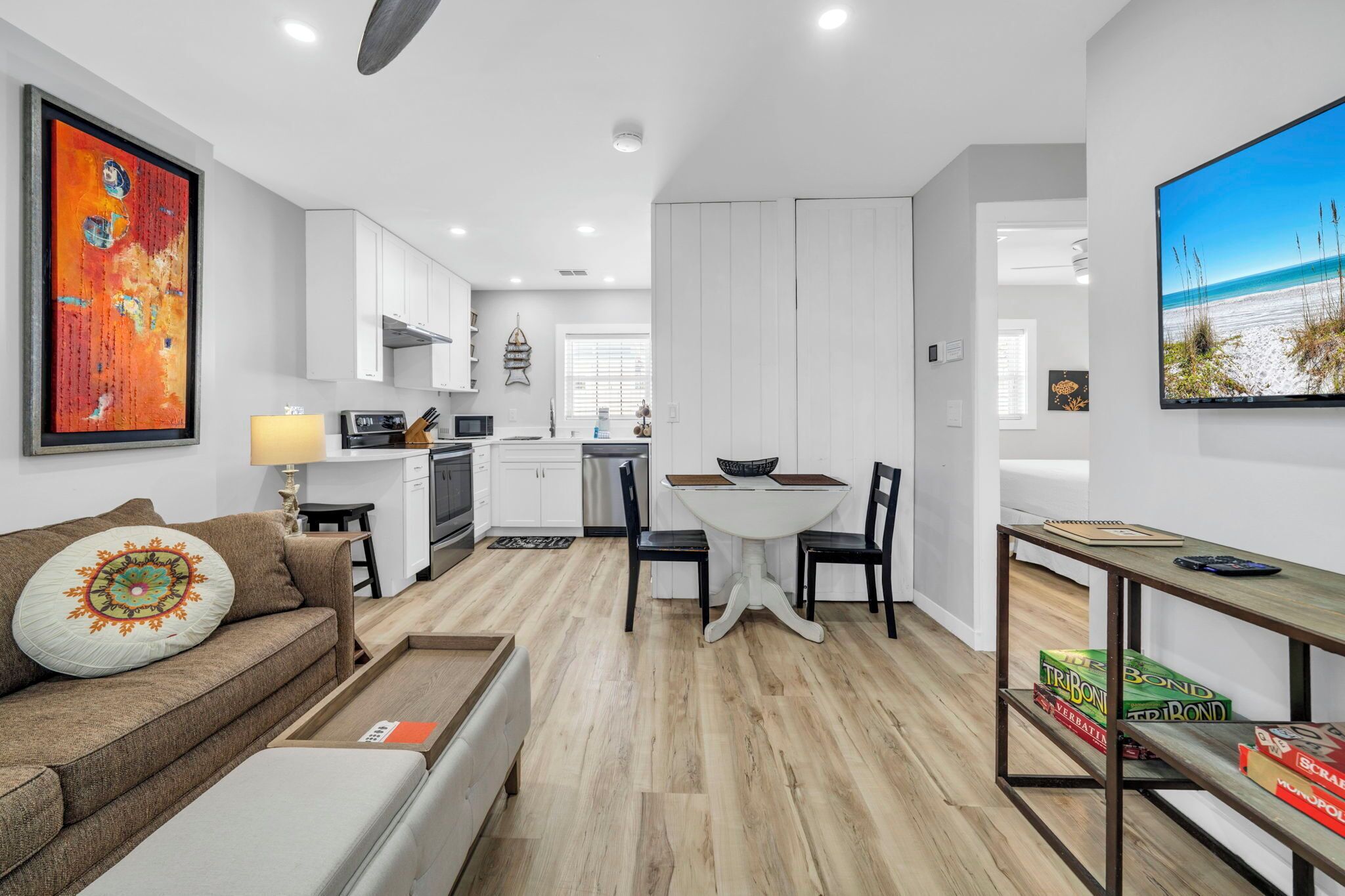 Eine moderne Wohnung mit Küche, Essbereich und Wohnzimmer.