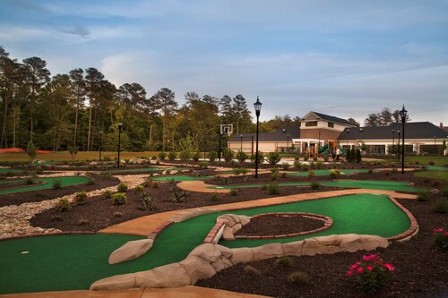 Stylish 2BR Suite w/ Balcony | Mini Golf & Pool