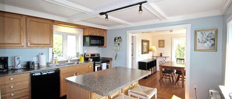 Micro-ondes, four, lave-vaisselle, cafetière/bouilloire