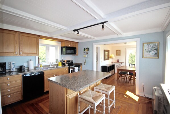 Microwave, oven, dishwasher, coffee/tea maker