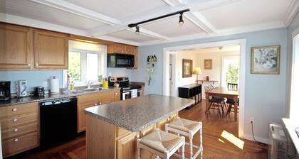 Windows on the Sea: 3 BR apt with views of Rockland Harbor