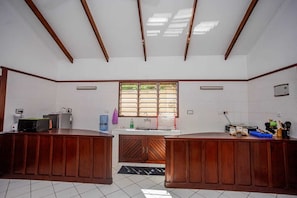 Réfrigérateur, micro-ondes, four, cafetière/bouilloire