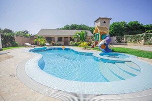 Una piscina al aire libre