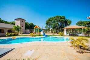 Una piscina al aire libre