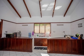 Réfrigérateur, micro-ondes, four, cafetière/bouilloire