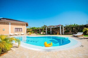 Una piscina al aire libre