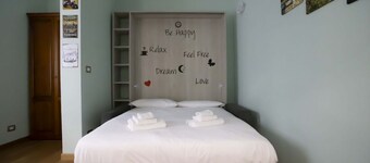 Casa Hexa – Smart studio with balcony, AC & free parking