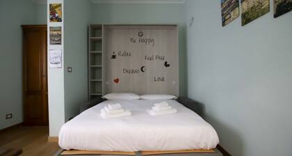 Casa Hexa – Smart studio with balcony, AC & free parking