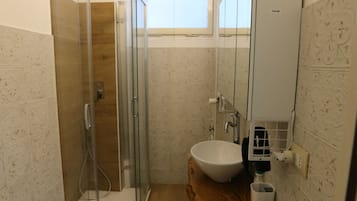 Douche, sèche-cheveux, bidet, serviettes fournies