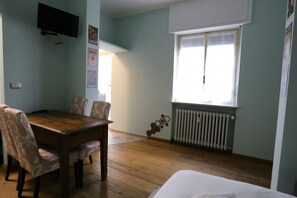 Dining - Casa Hexa – Smart studio with balcony, AC & free parking (Torino)