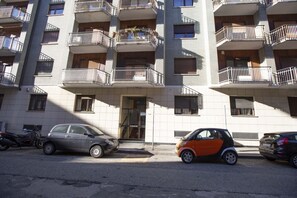 Exterior - Casa Hexa – Smart studio with balcony, AC & free parking (Torino)
