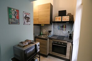 Fridge, microwave, oven, stovetop - Casa Hexa – Smart studio with balcony, AC & free parking (Torino)