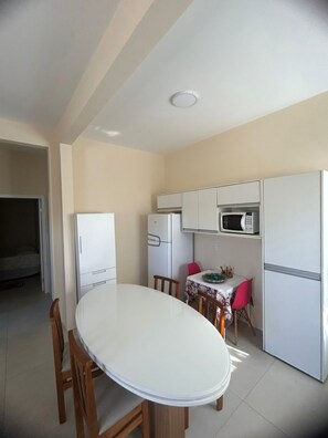 Dining - Private house near the famous surfing beaches of Gamboa and Garopaba. (Paulo Lopes)