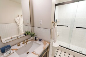 Deluxe Studio | Bathroom