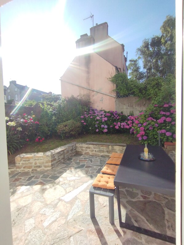 Outdoor dining - Family home - 3-minute walk to the beach (Douarnenez)