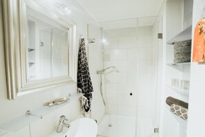 Shower, towels, toilet paper - Cozy 1-room apartment in central Hamburg Altona (Ottensen)