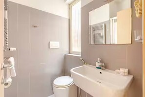 Dusche, Haartrockner, Bidet, Handtücher