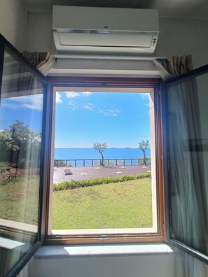 Interior - Risveglio vista mare 1 (Calafuria)