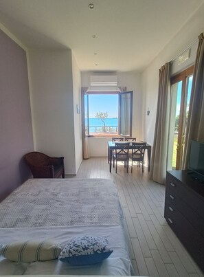 Free WiFi, bed sheets - Risveglio vista mare 1 (Calafuria)