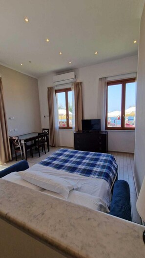 Free WiFi, bed sheets - Risveglio vista mare 2 (Calafuria)