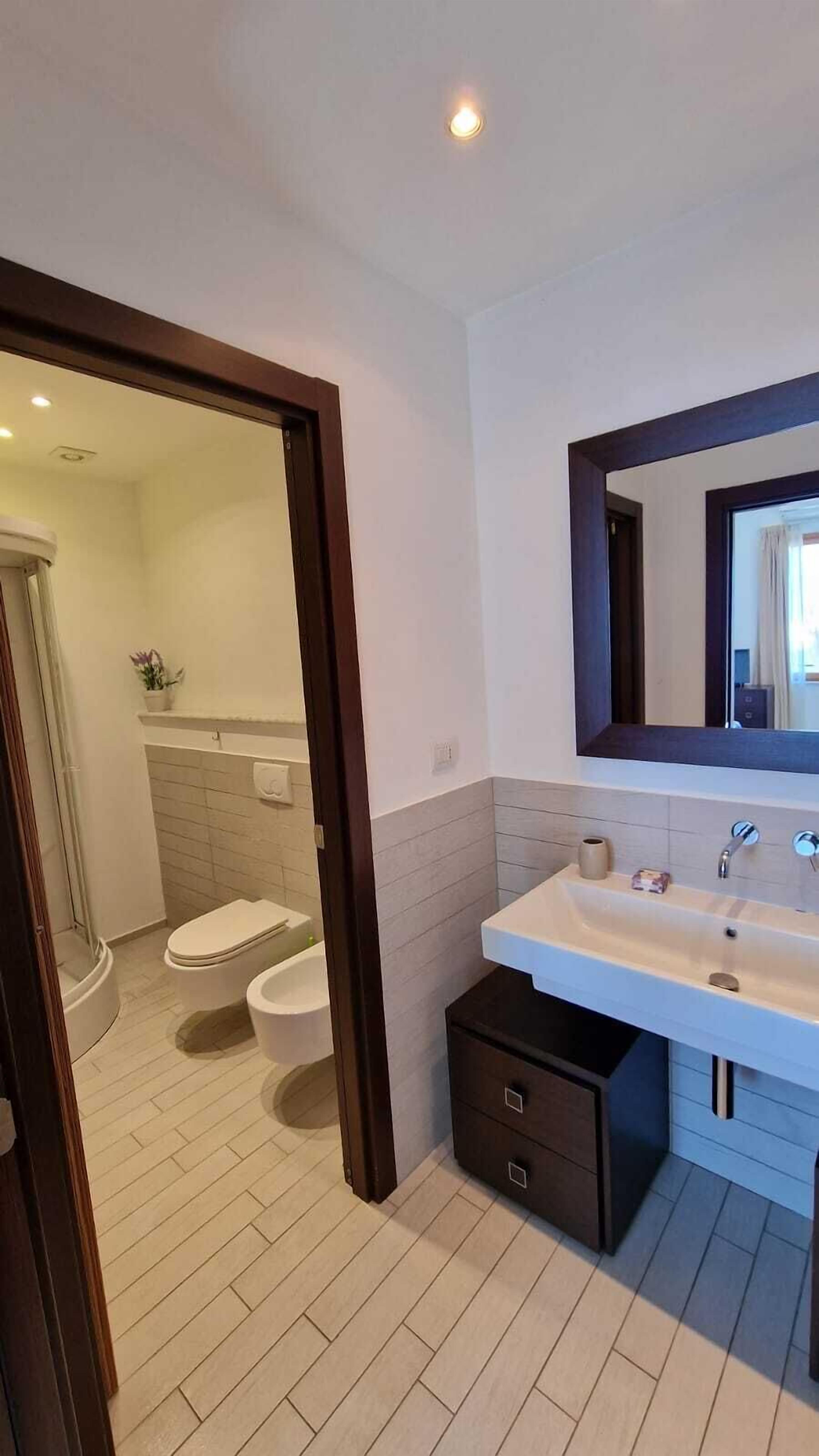 Een douche, een haardroger, een bidet, handdoeken