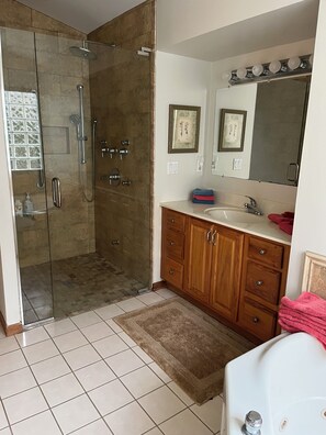 Jetted bath, hair dryer, towels, soap - Cruising the Huron River Chain of Lakes! 3bed/2.5 bath Lake Front Home (lakeland)