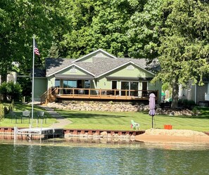Exterior - Cruising the Huron River Chain of Lakes! 3bed/2.5 bath Lake Front Home (lakeland)