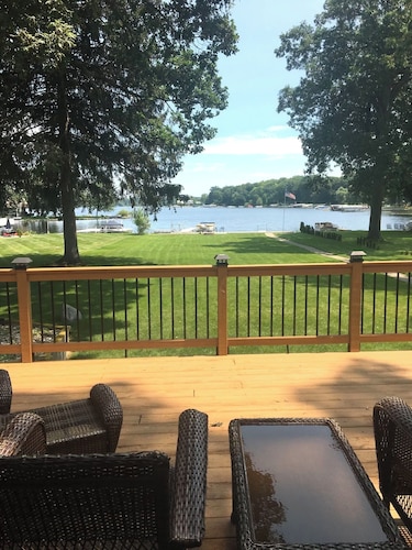 Cruising the Huron River Chain of Lakes! 3bed/2.5 bath Lake Front Home