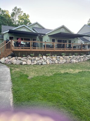 Exterior - Cruising the Huron River Chain of Lakes! 3bed/2.5 bath Lake Front Home (lakeland)