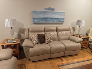 Living area - Cruising the Huron River Chain of Lakes! 3bed/2.5 bath Lake Front Home (lakeland)