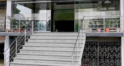 Super Townhouse Oak Bharuch Near Railway Station