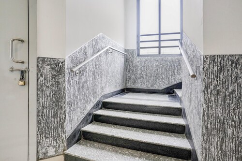 Super Townhouse Oak Bharuch Near Railway Station